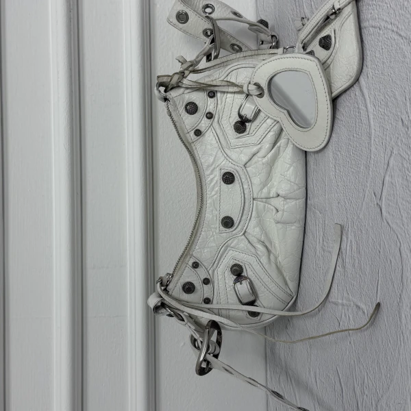 화이트 발렌시아가 르카골, 전체 염색으로 갈라짐·변색 완화한 명품수선 신사 복원 사례 - 명품수선신사